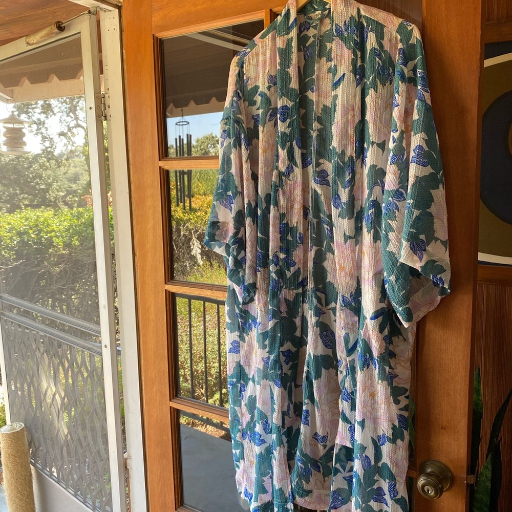 FREE PEOPLE - Beautiful printed kimono lightweight crinkly fabric slightly sheer